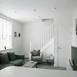 71 East Parade Apartment